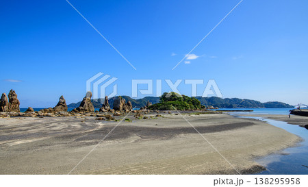 青空と橋杭岩　和歌山県 138295958