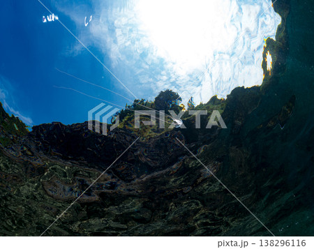 水面を泳ぐイトヒキアジ幼魚。他。 ヒリゾ浜南伊豆町中木 静岡県伊豆半島-2025 日本有数のシュノー 138296116