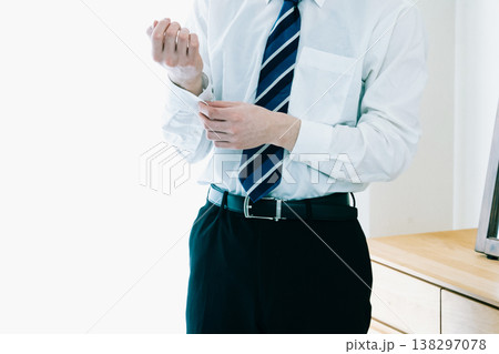 袖のボタンをとめるビジネスマン 138297078