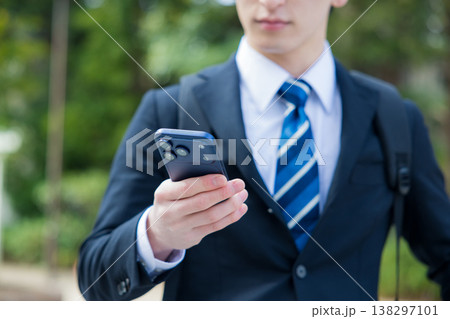 スマホを持った若いビジネスマン スマホを持った若いビジネスマン 138297101