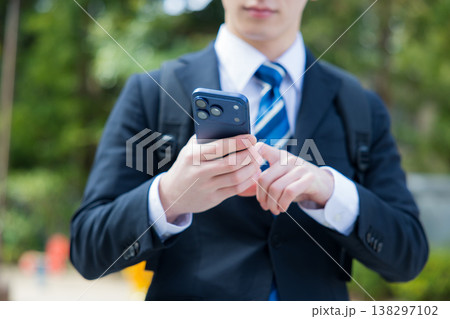 スマホを持った若いビジネスマン  　 138297102