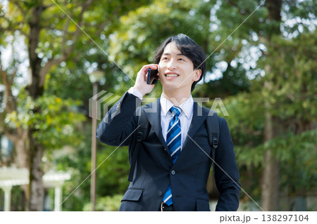 スマホを持った若いビジネスマン  　 138297104