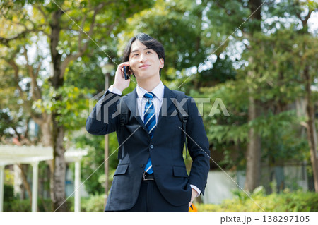 スマホを持った若いビジネスマン  　 138297105