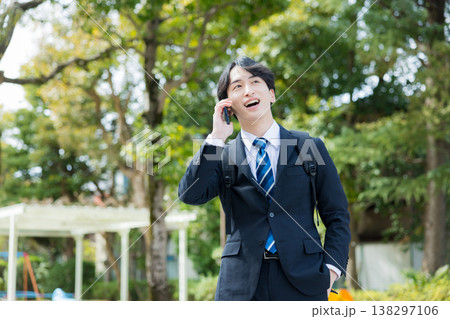 スマホを持った若いビジネスマン  　 138297106