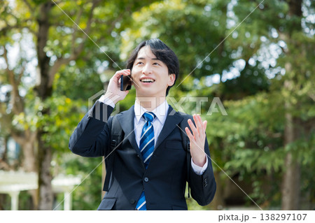 スマホを持った若いビジネスマン  　 138297107