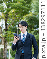 スマホを持った若いビジネスマン  　 138297111