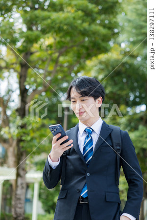 スマホを持った若いビジネスマン  　 138297111