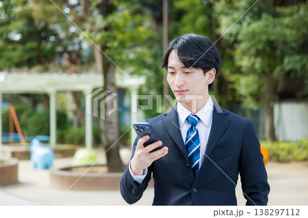 スマホを持った若いビジネスマン  　 138297112