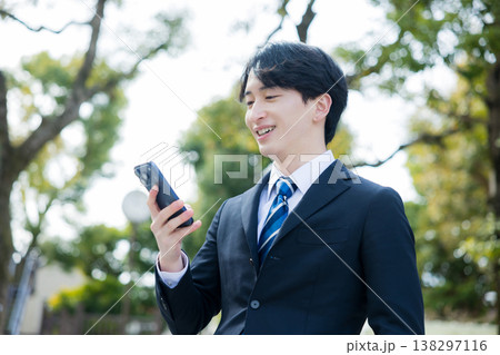 スマホを持った若いビジネスマン  　 138297116