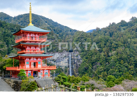 青岸渡寺三重塔と那智の滝 和歌山県 青岸渡寺三重塔と那智の滝 和歌山県 138297330
