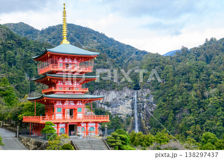 青岸渡寺三重塔と那智の滝　和歌山県 138297437