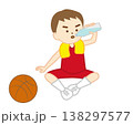 手をついて地面に座って水分補給をするバスケ少年 138297577