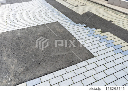 レンガ造りの歩道が工事によりアスファルトで仮復旧・つぎはぎ2 138298343
