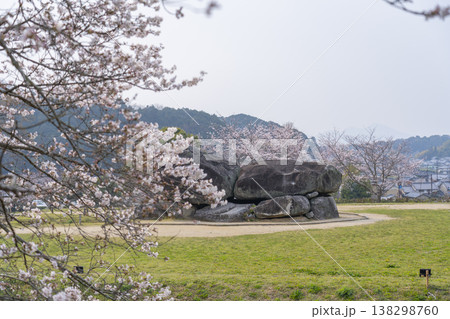 満開の桜に包まれた石舞台古墳 138298760