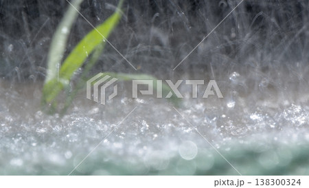 激しく降る雨のイメージ 激しく降る雨のイメージ 138300324