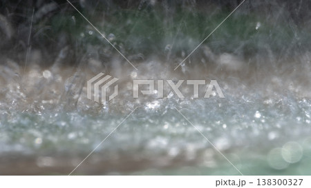 激しく降る雨のイメージ 138300327
