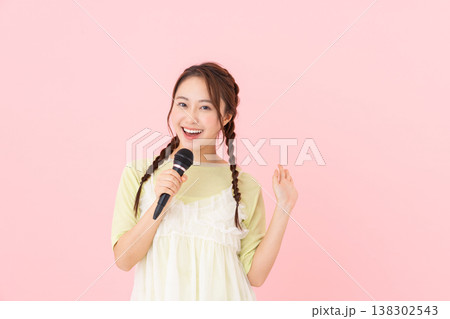 カラオケをする若い女性 138302543
