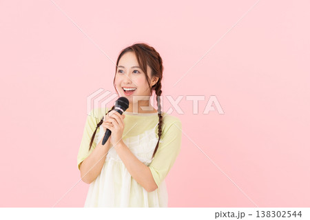 カラオケをする若い女性 138302544