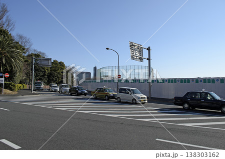東京・明治神宮外苑周辺の静かな街路風景 138303162