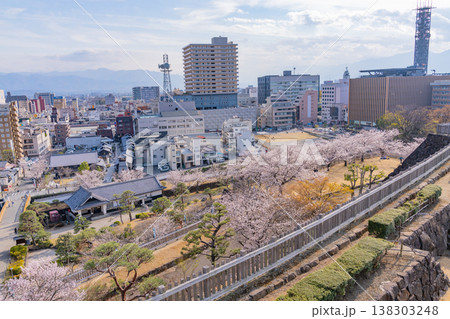 (山梨県) 桜咲く舞鶴城公園(甲府城跡)から見下ろす甲府の街並み (山梨県) 桜咲く舞鶴城公園(甲府城跡)から見下ろす甲府の街並み 138303248
