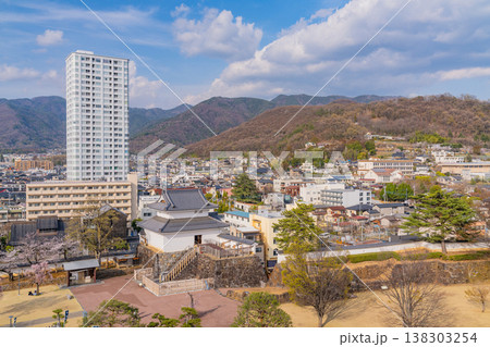 （山梨県） 桜咲く舞鶴城公園（甲府城跡）から見下ろす甲府の街並み 138303254