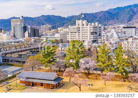 （山梨県） 桜咲く舞鶴城公園（甲府城跡）から見下ろす甲府の街並み 138303257