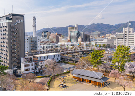 （山梨県） 桜咲く舞鶴城公園（甲府城跡）から見下ろす甲府の街並み 138303259