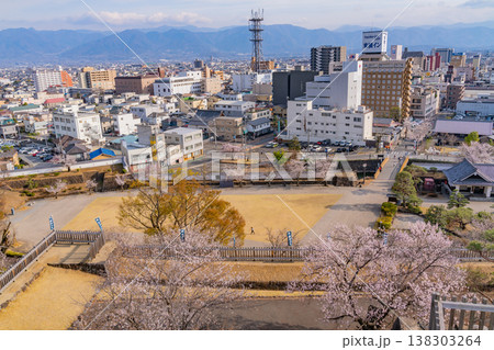 (山梨県) 桜咲く舞鶴城公園(甲府城跡)から見下ろす甲府の街並み (山梨県) 桜咲く舞鶴城公園(甲府城跡)から見下ろす甲府の街並み 138303264