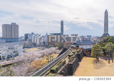 (山梨県) 桜咲く舞鶴城公園(甲府城跡)から見下ろす甲府の街並み (山梨県) 桜咲く舞鶴城公園(甲府城跡)から見下ろす甲府の街並み 138303364