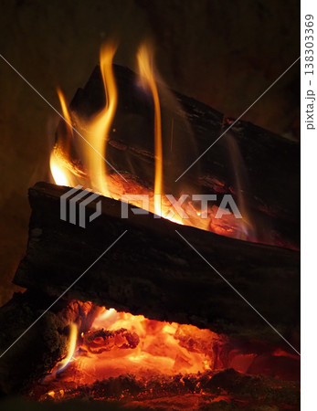 燃え盛る囲炉裏の炎 138303369