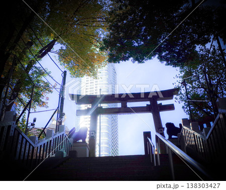 六本木の神社とビル 138303427