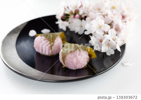 漆塗りの黒い器にのった桜餅とソメイヨシノ桜 138303672