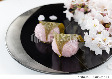 漆塗りの黒い器にのった桜餅とソメイヨシノ桜 138303674