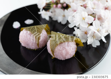 漆塗りの黒い器にのった桜餅とソメイヨシノ桜 漆塗りの黒い器にのった桜餅とソメイヨシノ桜 138303675