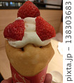 イチゴのたくさん乗ったクレープ 138303683