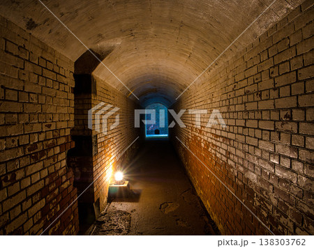 トンネル出口の出口に差し込む光 138303762