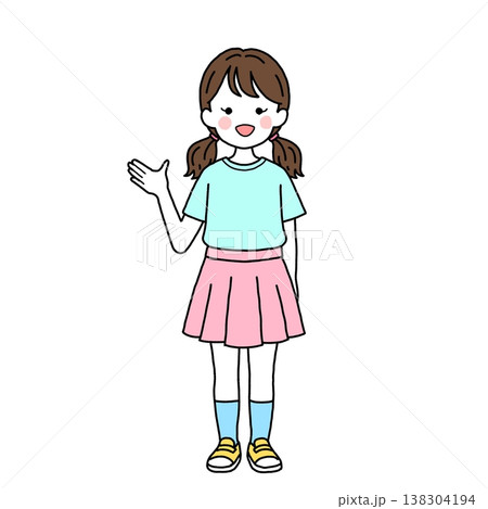 案内をするカジュアルな幼児・女の子 138304194