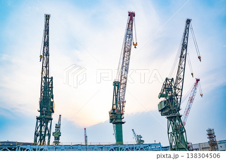 クレーン3台と青空 138304506