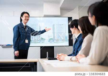 建築計画について説明する技術者 138304683