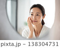 鏡を見てスキンケアをする女性 138304731
