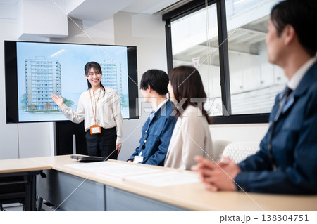 建築計画について説明する女性 138304751