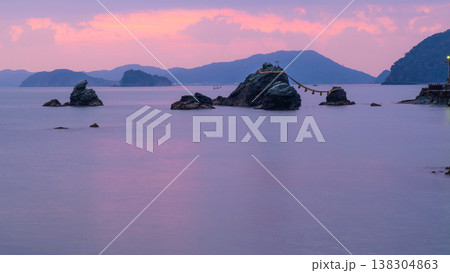 静かな朝を迎えた二見浦　夫婦岩　三重県 138304863