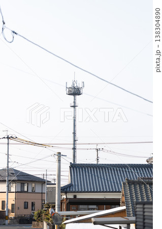 街中の携帯電話のアンテナが立っている風景 マクロセル基地局 街中の携帯電話のアンテナが立っている風景 マクロセル基地局 138304890