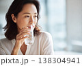 飲み物を飲む女性 138304941