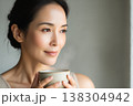 飲み物を飲む女性 138304942