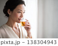 飲み物を飲む女性 138304943