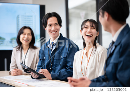 建設会社のミーティング 138305001