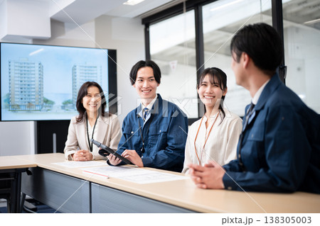 建設会社のミーティング 建設会社のミーティング 138305003