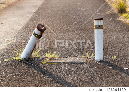 傾いた車止めがある小路の風景 138305139