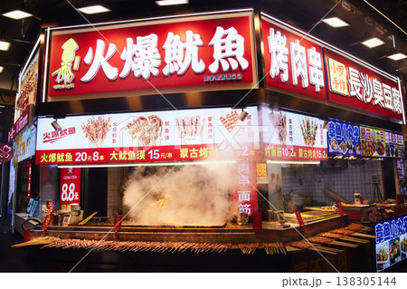 中国の夜市、湯気が立ち上る名物のイカ焼き(火爆魷魚)の屋台 中国の夜市、湯気が立ち上る名物のイカ焼き(火爆魷魚)の屋台 138305144